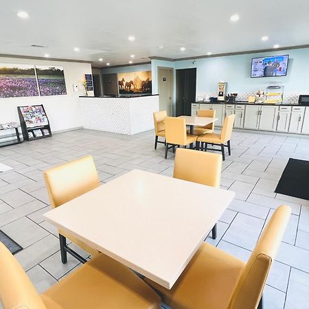 Days Inn & Suites By Wyndham - Canton First Monday Trade Days Esterno foto