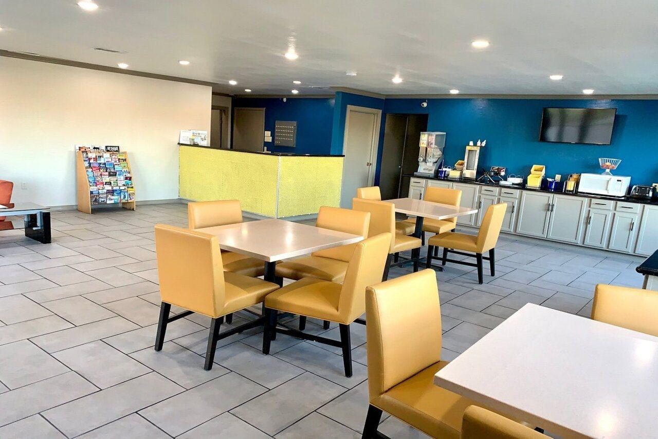 Days Inn & Suites By Wyndham - Canton First Monday Trade Days Esterno foto