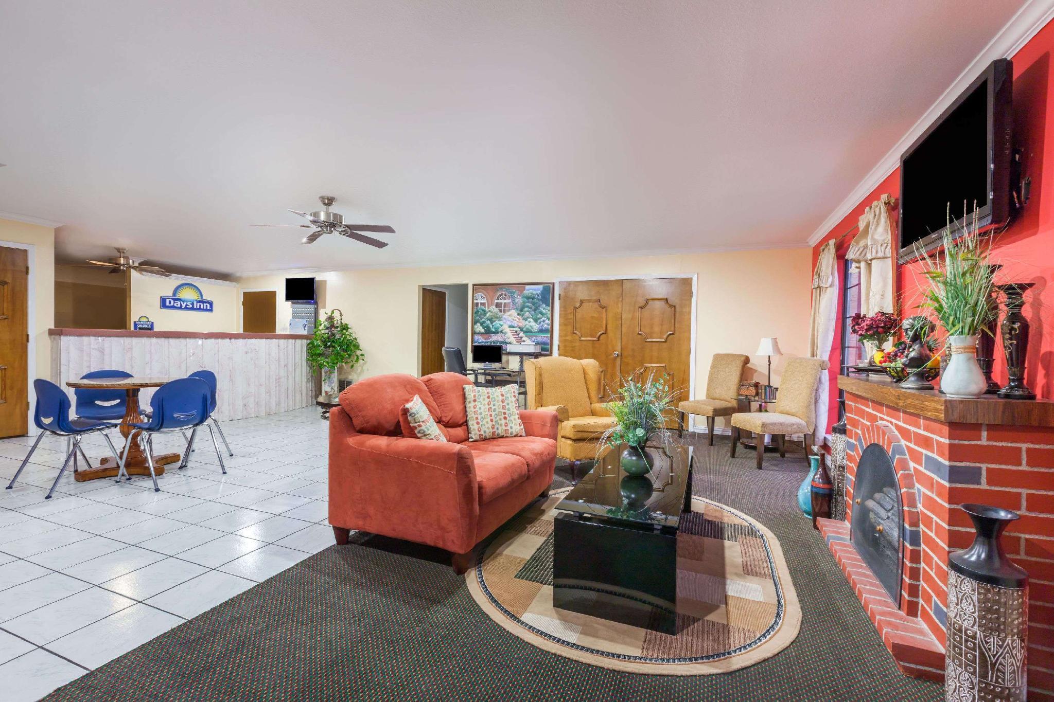 Days Inn & Suites By Wyndham - Canton First Monday Trade Days Esterno foto