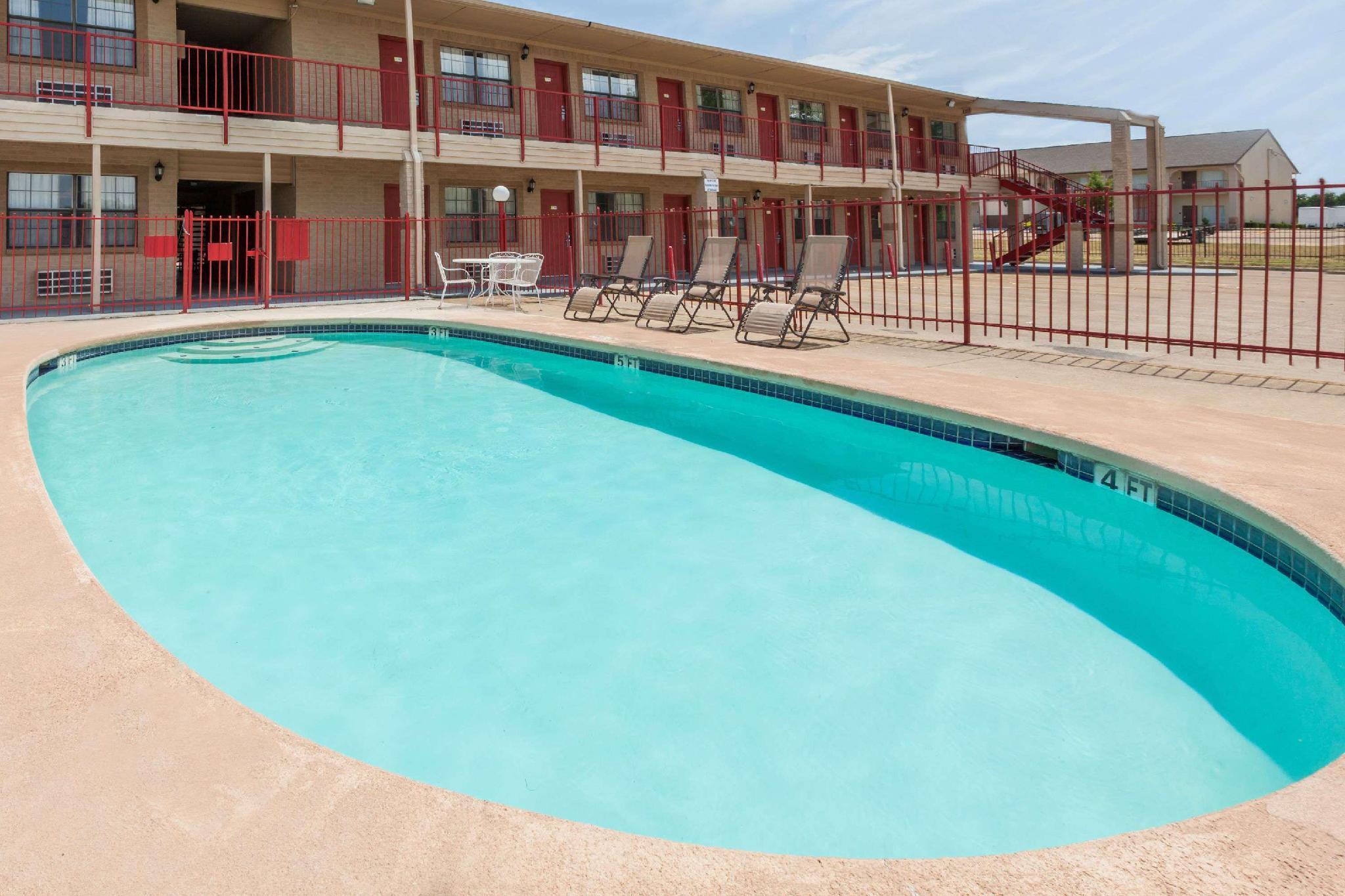 Days Inn & Suites By Wyndham - Canton First Monday Trade Days Esterno foto
