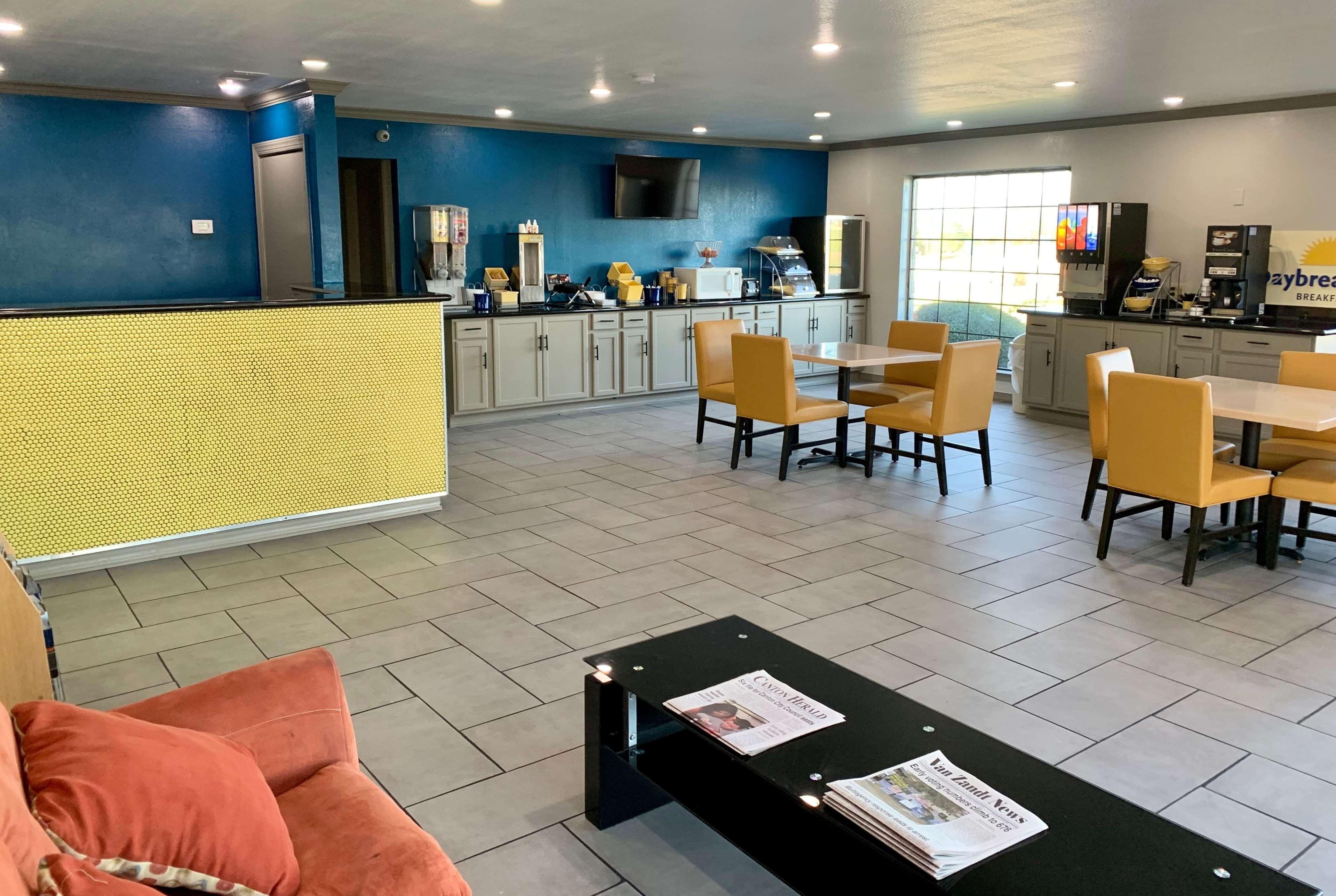 Days Inn & Suites By Wyndham - Canton First Monday Trade Days Esterno foto