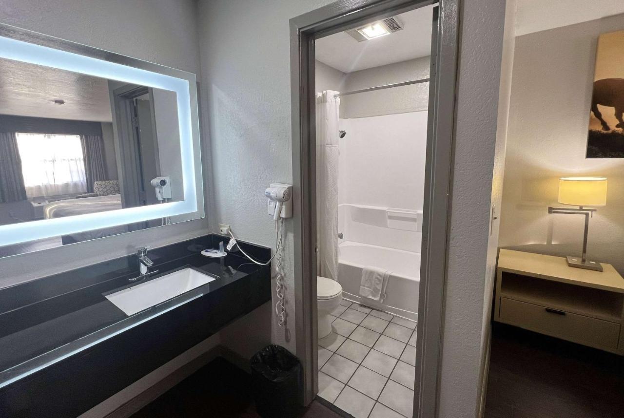 Days Inn & Suites By Wyndham - Canton First Monday Trade Days Esterno foto