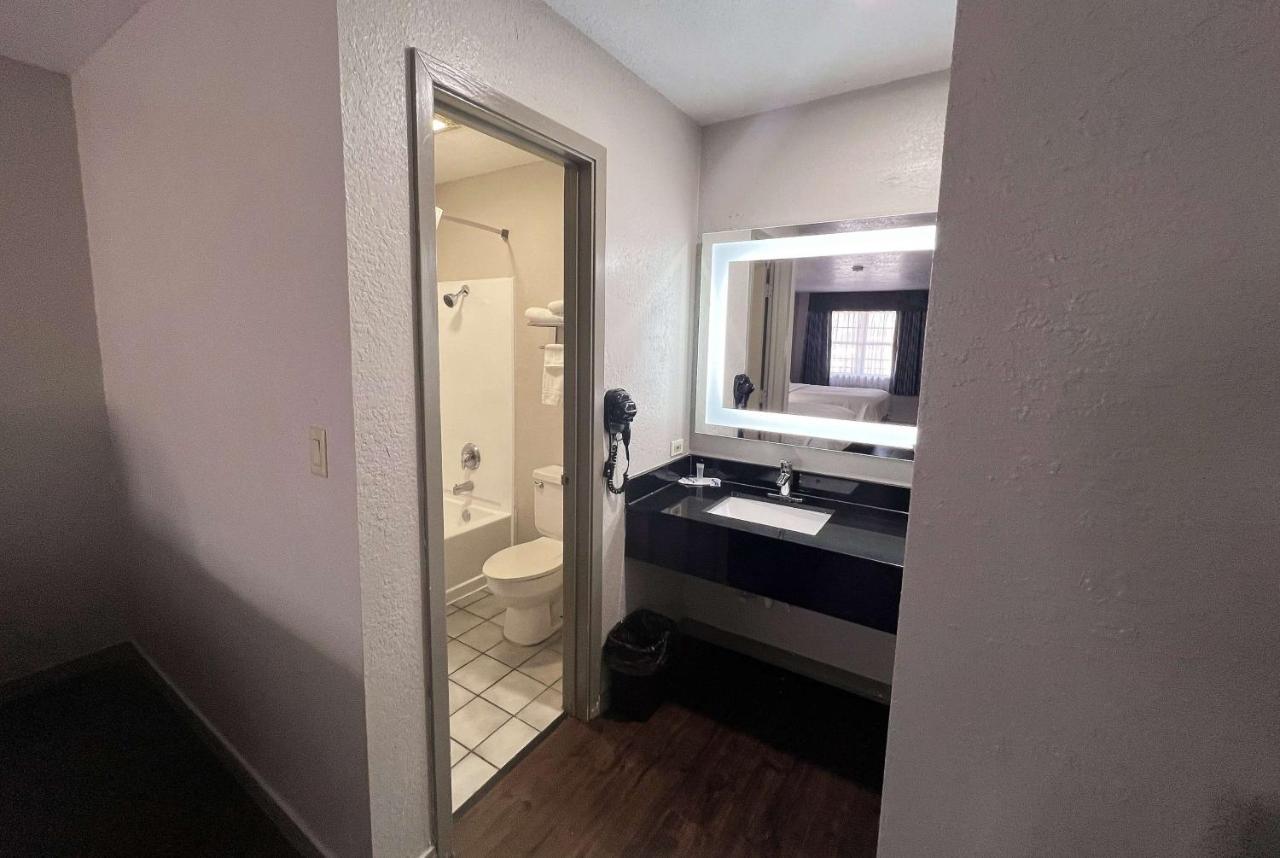 Days Inn & Suites By Wyndham - Canton First Monday Trade Days Esterno foto