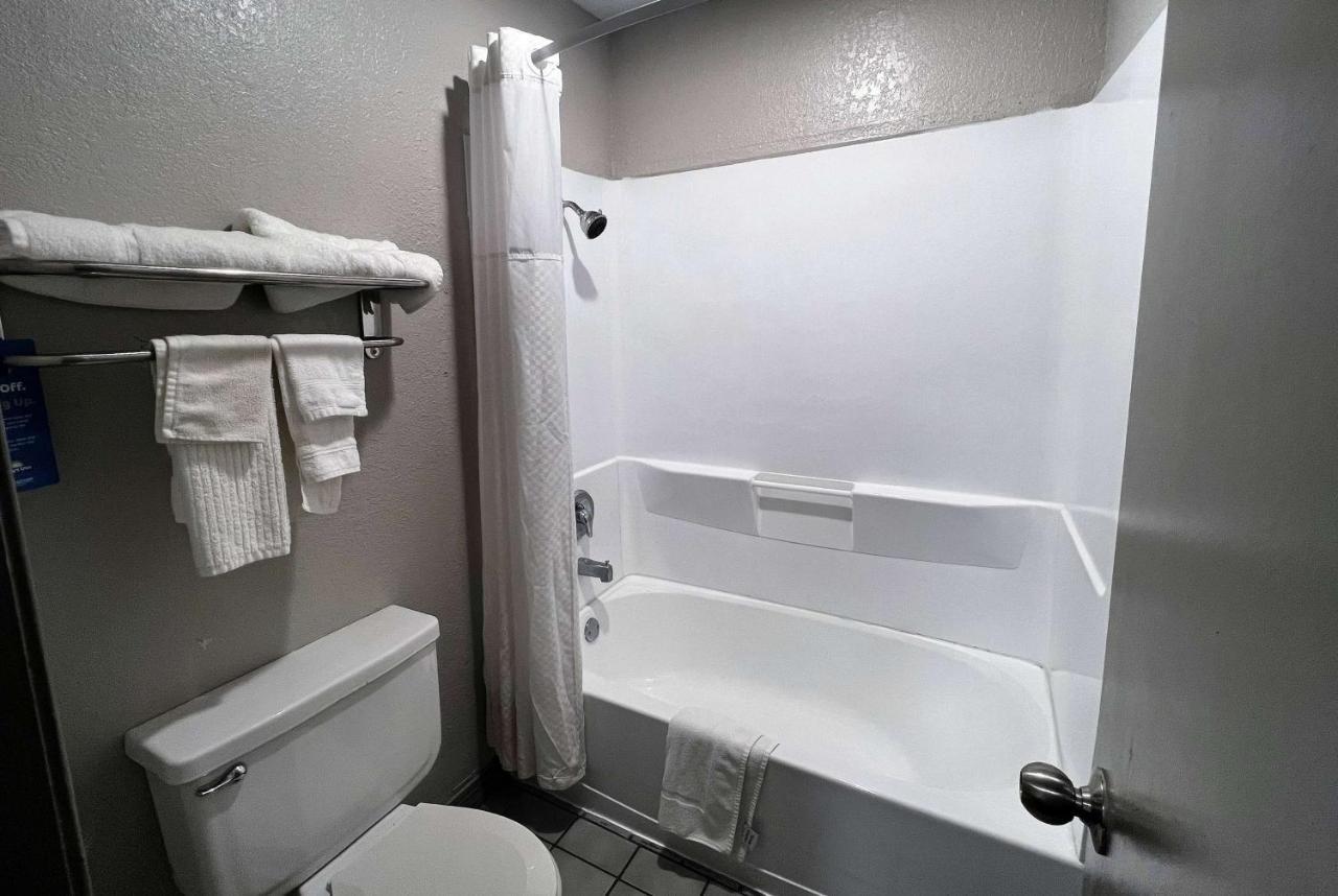 Days Inn & Suites By Wyndham - Canton First Monday Trade Days Esterno foto