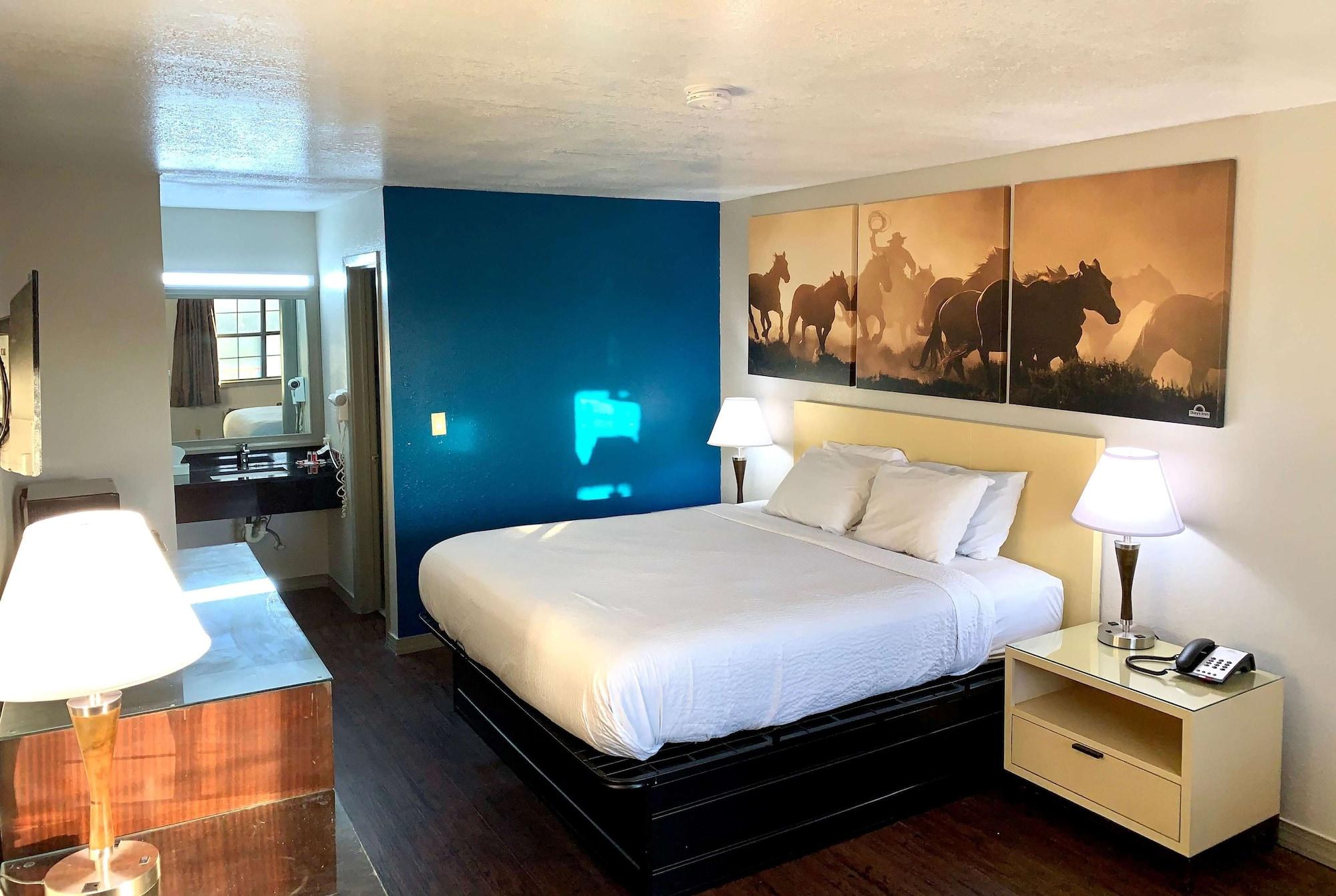 Days Inn & Suites By Wyndham - Canton First Monday Trade Days Esterno foto
