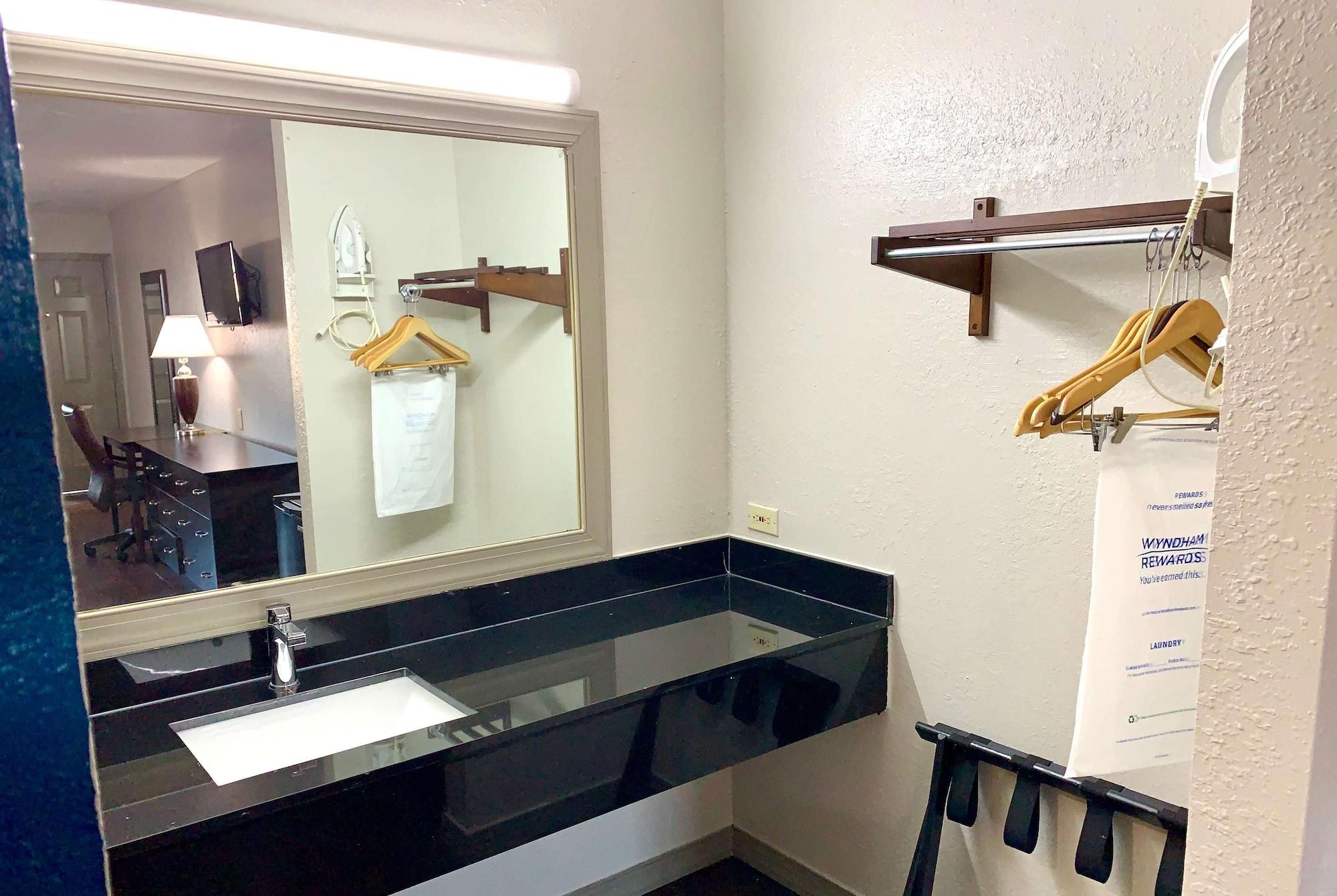 Days Inn & Suites By Wyndham - Canton First Monday Trade Days Esterno foto
