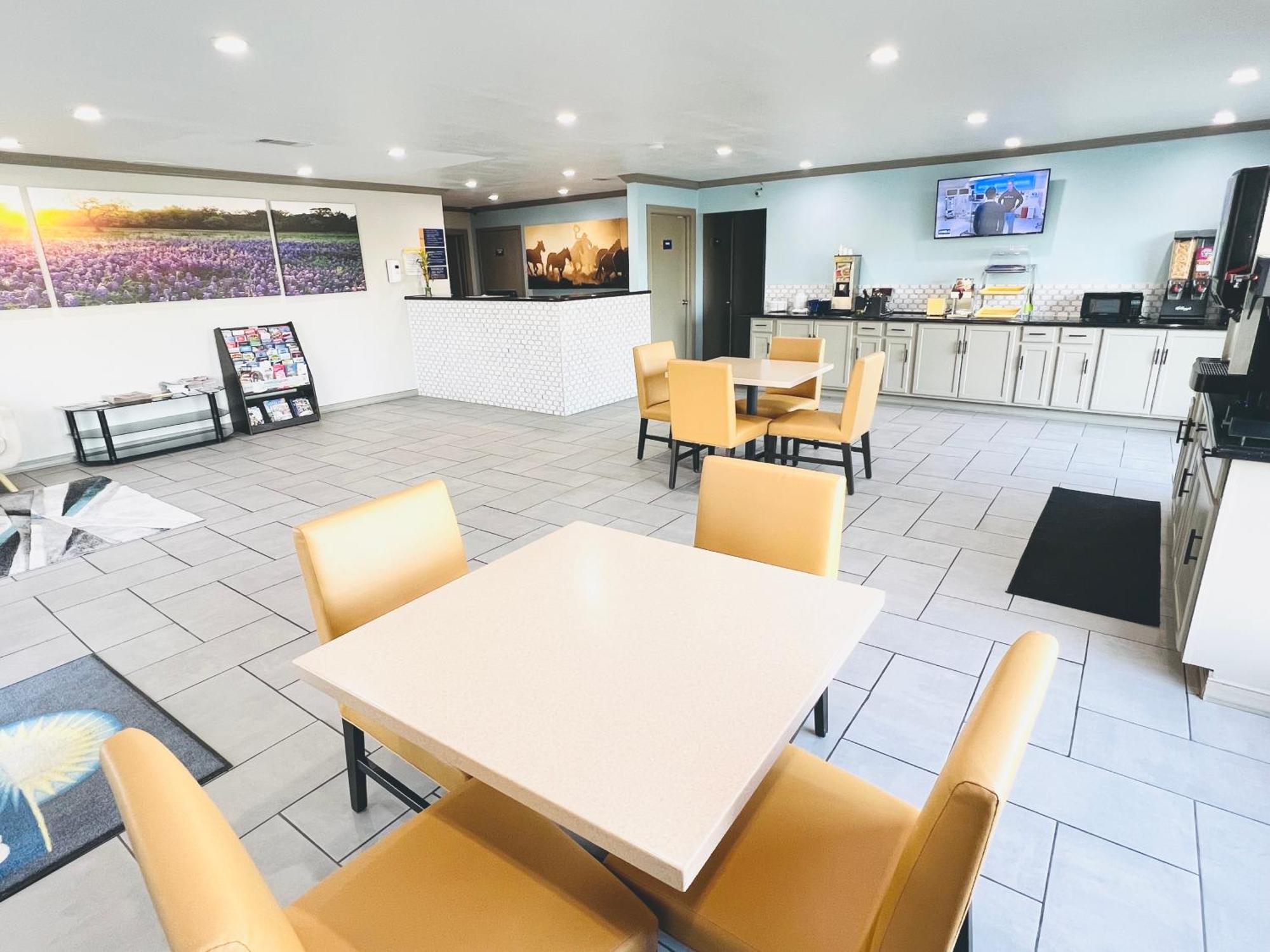 Days Inn & Suites By Wyndham - Canton First Monday Trade Days Esterno foto