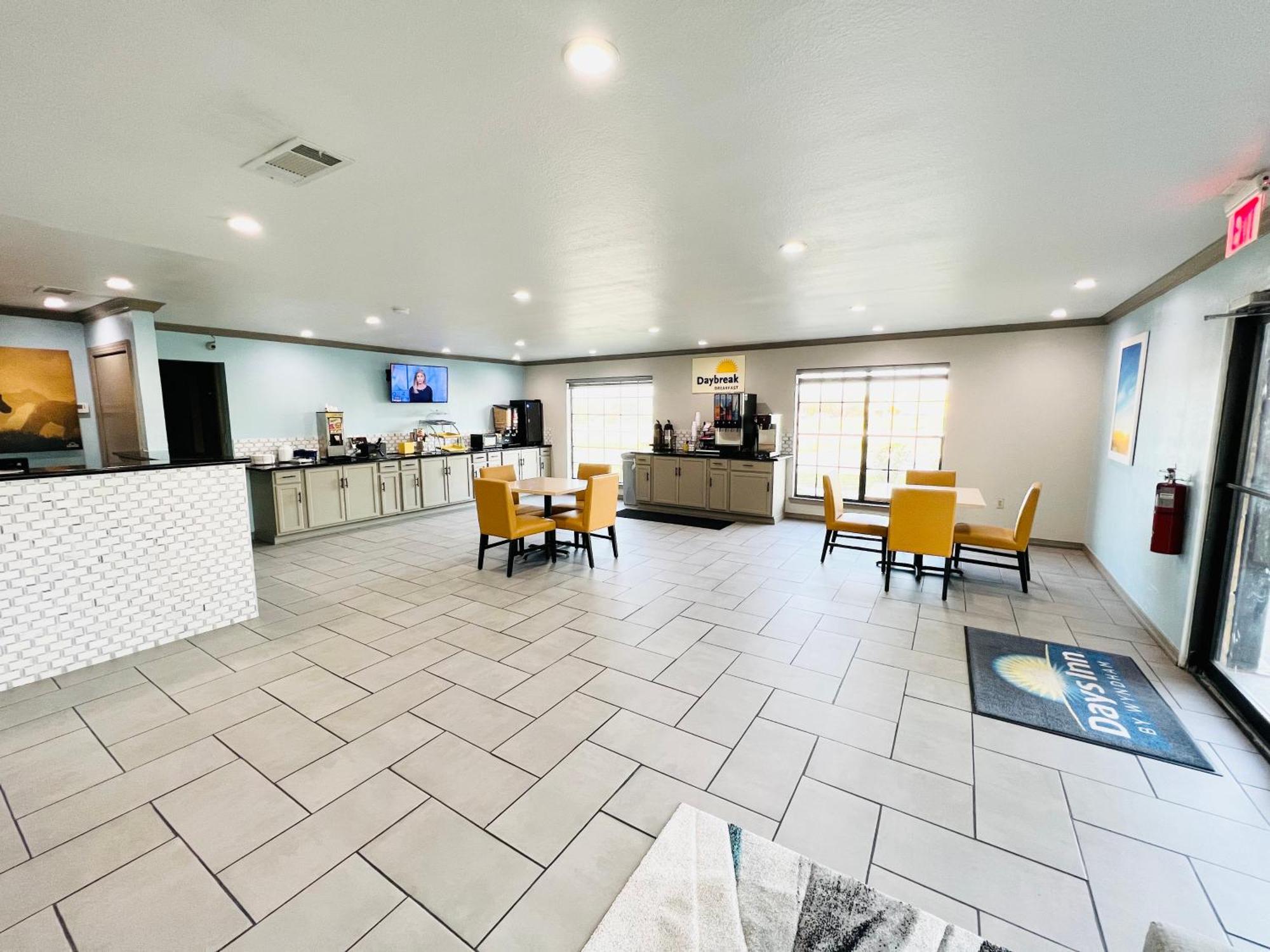 Days Inn & Suites By Wyndham - Canton First Monday Trade Days Esterno foto