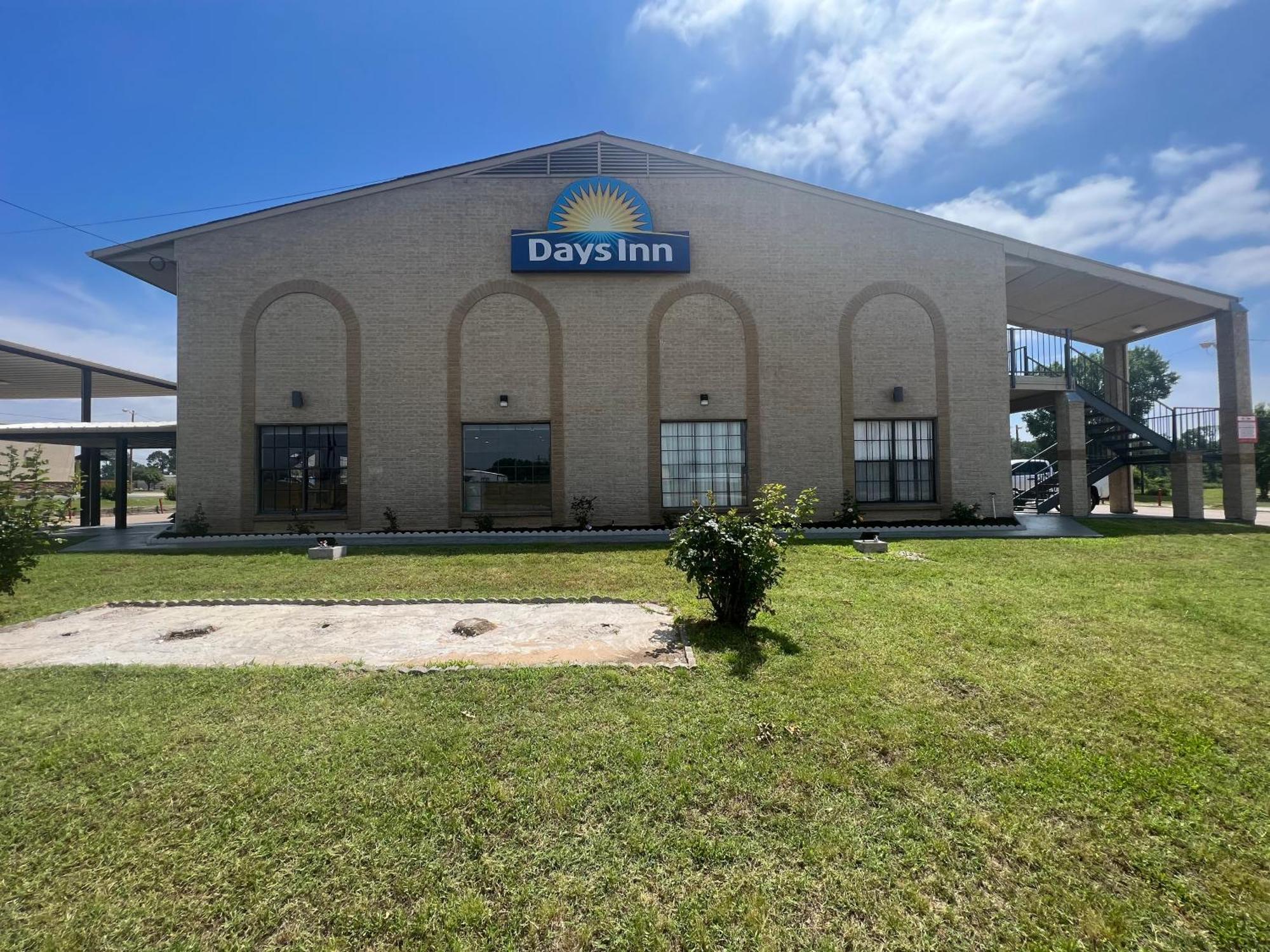Days Inn & Suites By Wyndham - Canton First Monday Trade Days Esterno foto