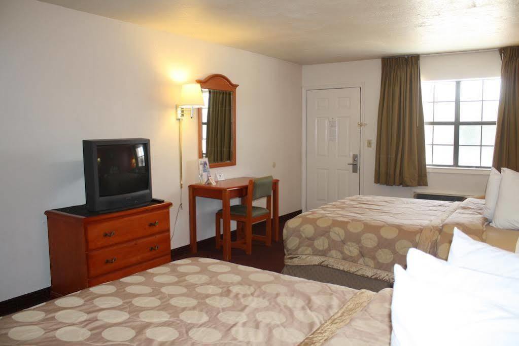 Days Inn & Suites By Wyndham - Canton First Monday Trade Days Esterno foto
